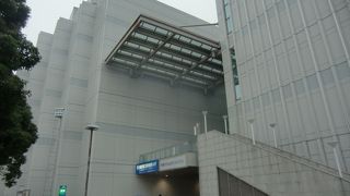 京急汐入駅に隣接する本格的な横須賀芸術劇場