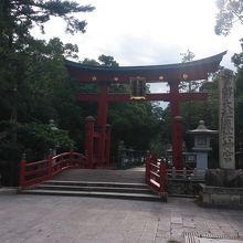 本所入口、鳥居の様子です。