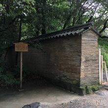 塀と解説板。