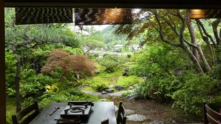  眺めのいいお席で豆腐料理を頂く 