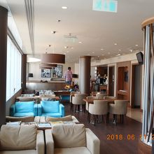 非常に空いているラウンジ