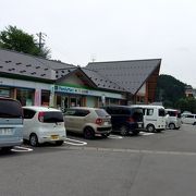 白馬オリンピック道路の小川村高府地区にある、ファミマもある便利な道の駅。