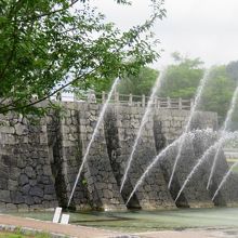 巨大噴水が涼しげ