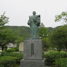 錦帯橋を見守っている