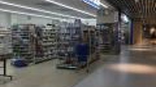 正面にたくさんの座席