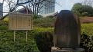 大殿への階段の両脇に一つずつ