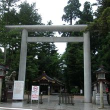 レインボーライン脇に駐車場があり、すぐに大鳥居で参拝に便利。