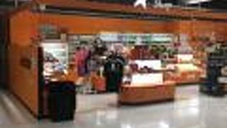 出発ゲートの前