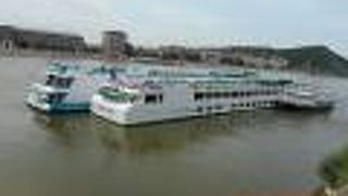 水の色は別として素敵な川です