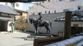 秋山兄弟の像と復元された生家