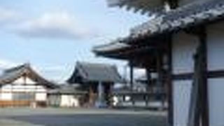 街の中心部からはやや離れています