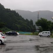 金沢と勝山を結ぶ国道157号から360号線に入った所にある。