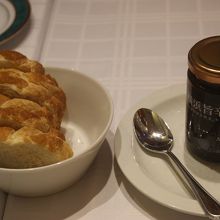 オイルをつけてパンを食べます。とてもおいしいパンでした