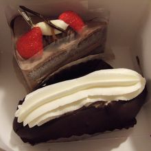 チョコレートケーキとエクレア