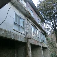 傾斜地に建っているので、こんな感じです。