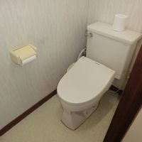 トイレは男女共用。洋式ウォッシュレット付き・和式もあります。