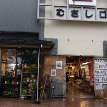 武蔵辻交差点に面した「むさし口」には、官許の石碑が建つ