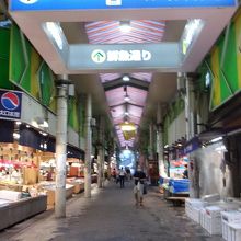 夕刻になると閉店前の値引きセールが始まる