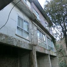 傾斜地に建っているので、こんな感じです。