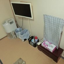 テレビ・除湿器・鏡台・殺虫剤などの備品がお部屋にあります。