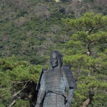 背景に鳥取城跡が見える