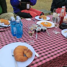 バルーン降りたあとの朝食はシャンパン付き