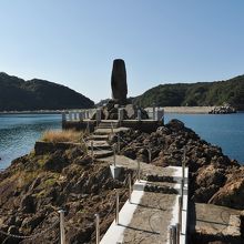 海に突き出た場所にある