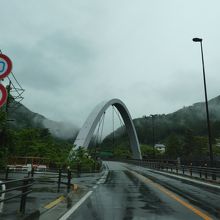 瀬音の湯手前。秋川渓谷にかかる橋。