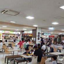 賑わうフードコート