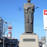 中津駅前北口のロータリーの中央に