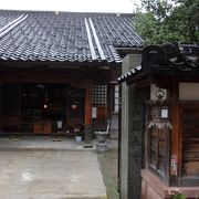前田藩三代目藩主利常公の位牌を守り現在も安置しているという格式のお寺さん