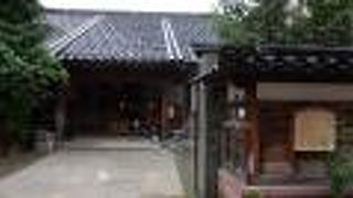 前田藩三代目藩主利常公の位牌を守り現在も安置しているという格式のお寺さん