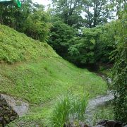 浅野川左岸に続く金沢城の防御構えの遺構が緑地に