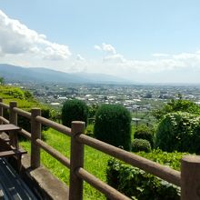 宿泊棟前のテラスからの甲府盆地を一望