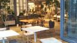 縁側のような席も