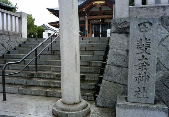 住宅街の甲斐奈神社