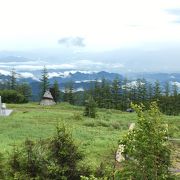 バックに山々と彫刻