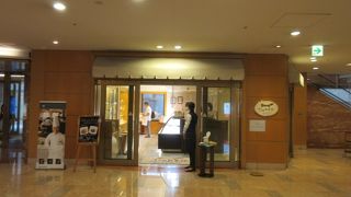 横浜シェラトン地下のペストリー。店の前にコロナ番人がいて検温と消毒してから店内へ