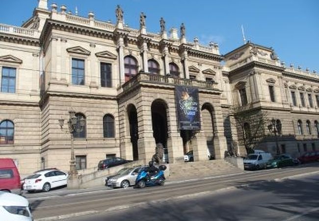 芸術家の家 (ルドルフィヌム) Dum Umelcu (Rudolfinum)
