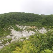 別名硫黄山。荒涼とした風景です。展望台があります