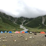 人気のあるキャンプ場です、室堂駅から歩いて1時半から2時間位で着きました。近くに称名川もあり、バイオトイレなど3つぐらいあって、ベンチなどもあって、見晴らしも素晴らしいので人気の理由がわかりました。