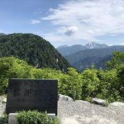 黒部立山アルペンルートで長野県側のおおき沢駅から、黒部ダム、経由して黒部平に着きました。 次のロープウェーに乗りつくために、ちょっと庭園を散策しました。庭園から立山連邦を見れて、ロープウェーも一緒に見れて、とても素晴らしい景色でした。