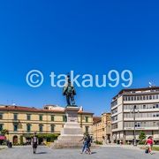 広場中央にはヴィットーリオ エマヌエーレll世の銅像のモニュメントが立っています。