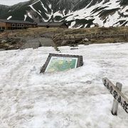 室堂で散策すると、みくりが池や日本最古の山小屋などが見れます。6月でしたので、最古の山小屋は雪の中で埋もれていましたが、スキーやスノーボードを楽しむ人もいました。