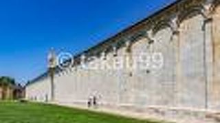 歴史的建造物のカンポサントはとても大きくて立派です。