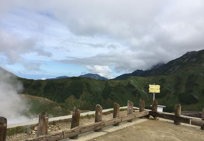 みくりが池の北、エンマ台から眺めることができました、最初は何故「立山の山崎圏谷」として国の天然記念物にも指定されているだろうと思ったが、氷河の地形に由来していました