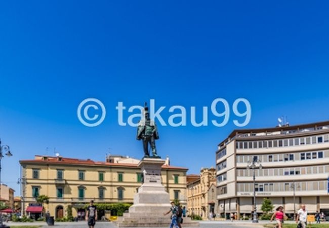 広場中央にはヴィットーリオ エマヌエーレll世の銅像のモニュメントが立っています。