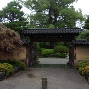 前田藩六代藩主 吉徳の家来の屋敷跡を整備した日本庭園風公園。