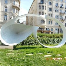 ヴァーツィ通りにぶつかる手前の3月15日広場通り沿い