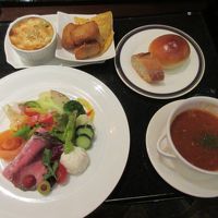 ラウンジのカクテルタイムの定食風フード